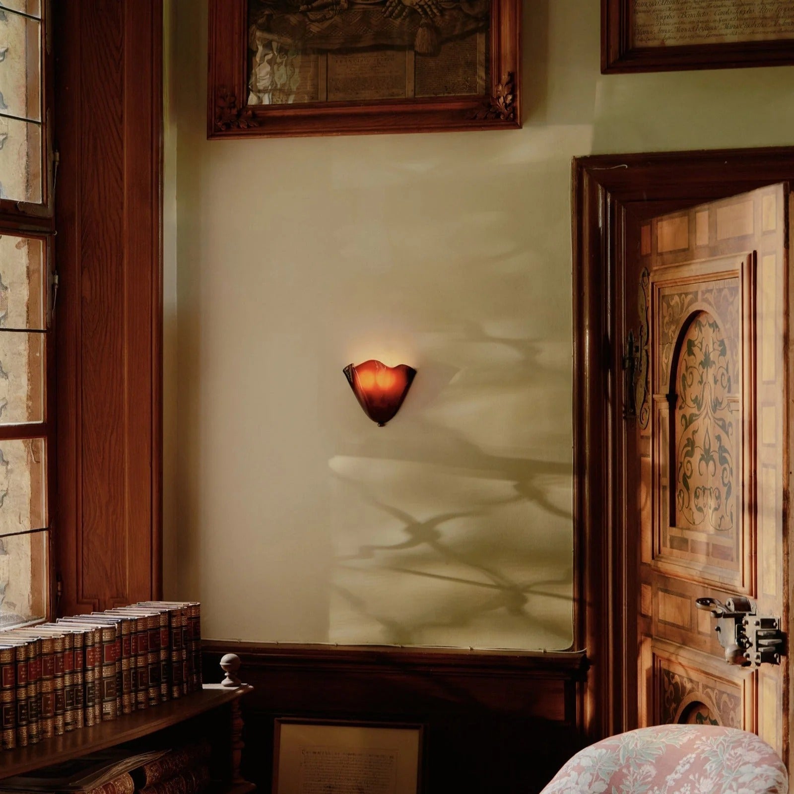 Retro Stained Glass Shell Wall Sconce for Bedroom and Hallway