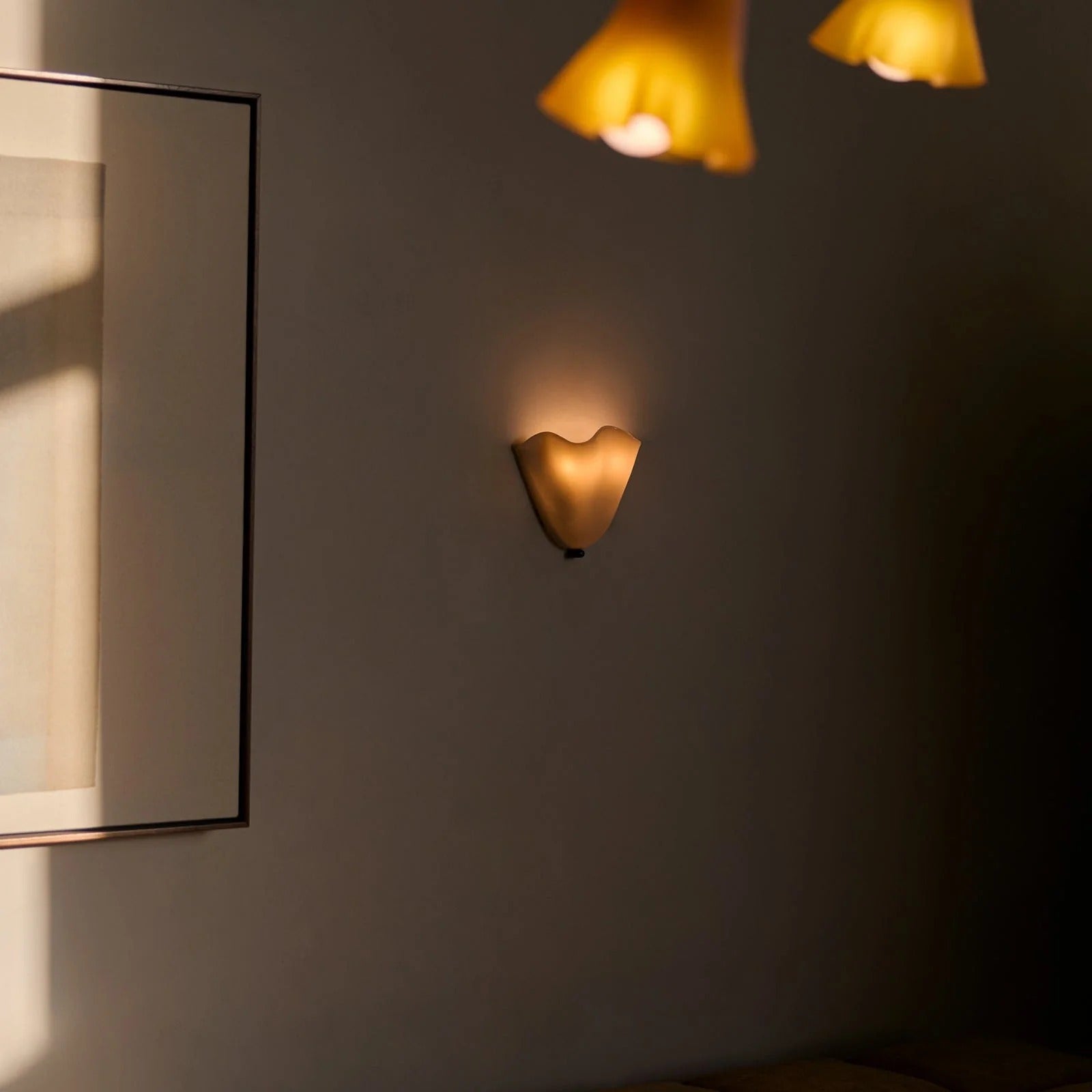 Retro Stained Glass Shell Wall Sconce for Bedroom and Hallway
