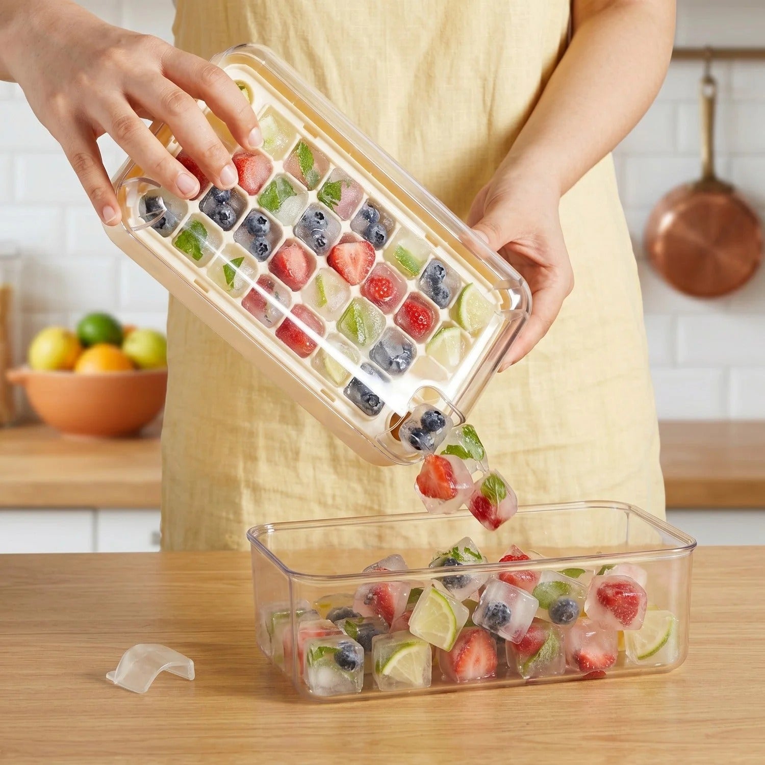 Ice Cube Tray with Lid and Container (32 Cubes)