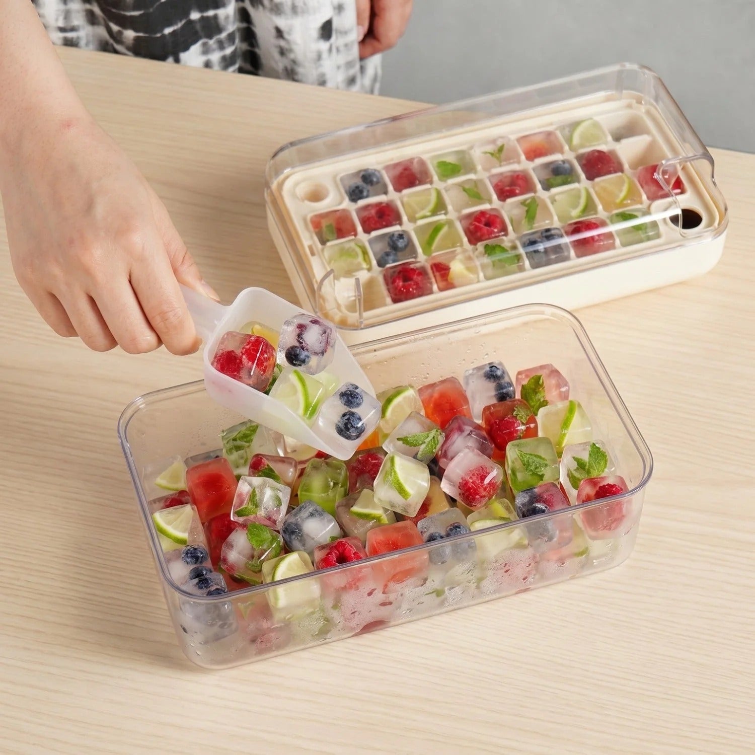 Ice Cube Tray with Lid and Container (32 Cubes)